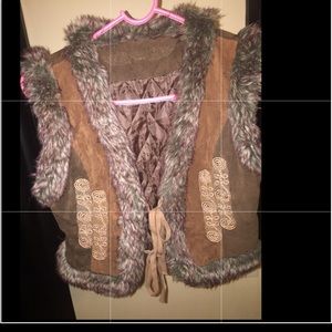 Brown embroidered vest with faux fur. Size S